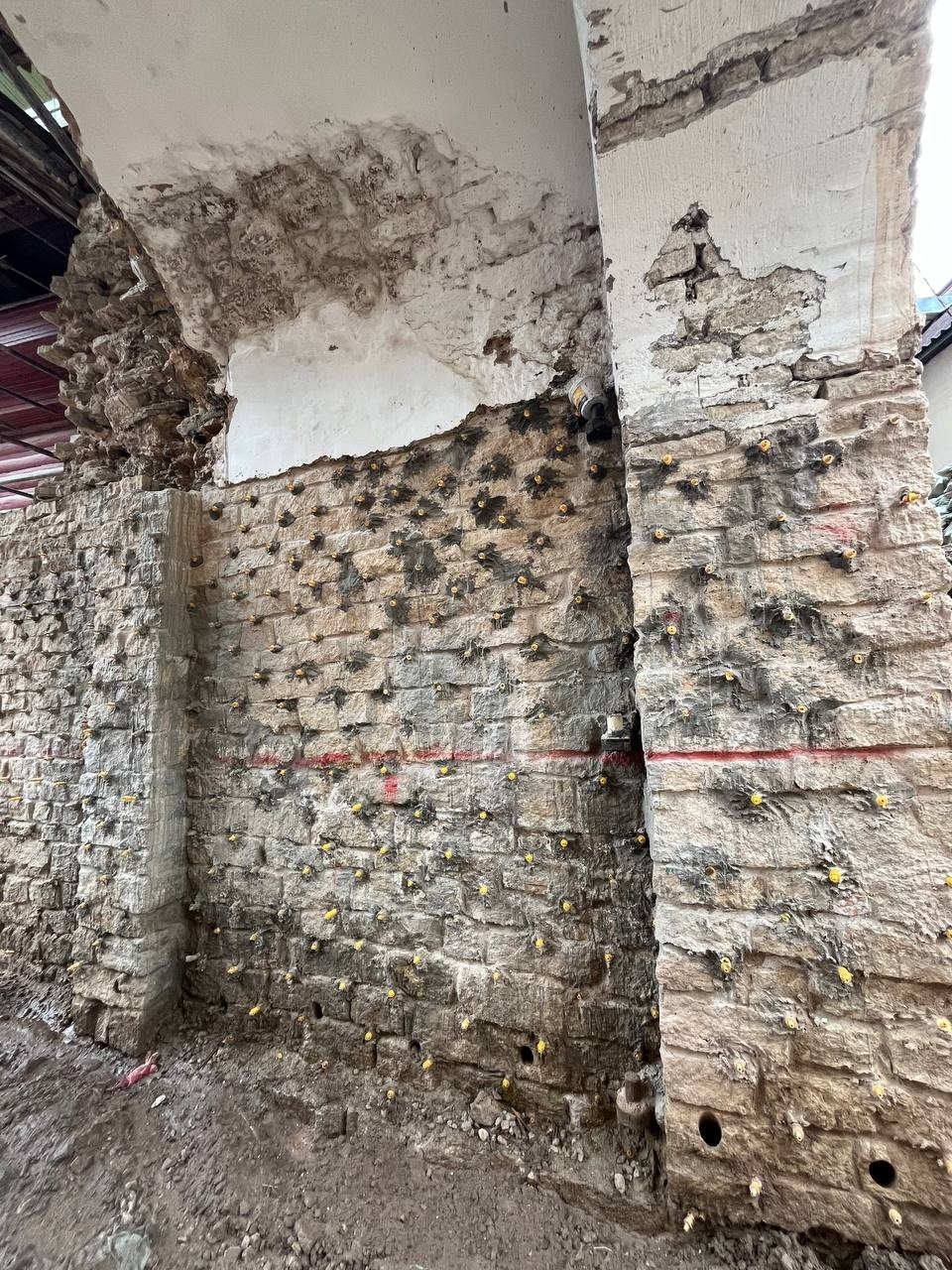 На башне Нижних решеток в Печорах установили опускную решетку крепостных ворот 