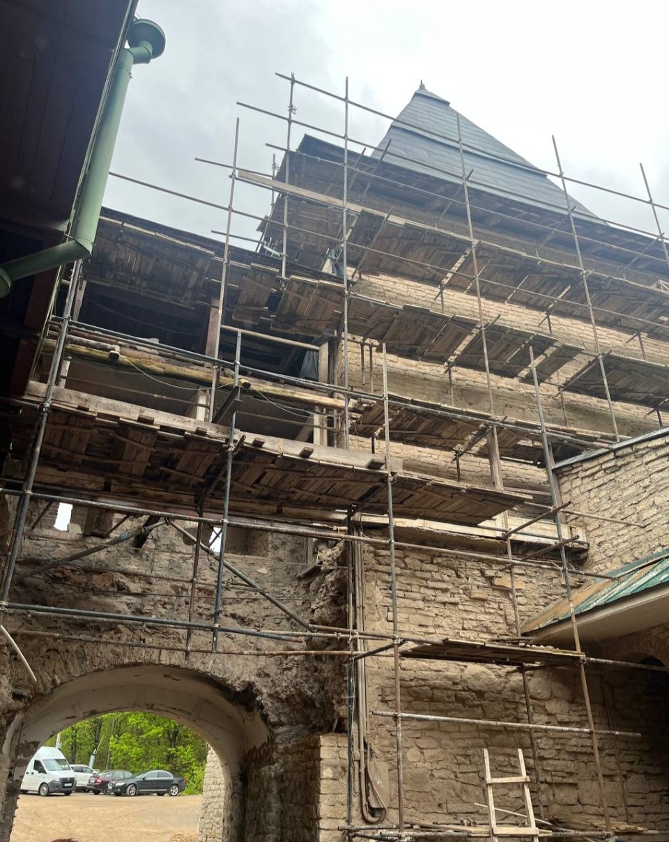 На башне Нижних решеток в Печорах установили опускную решетку крепостных ворот 