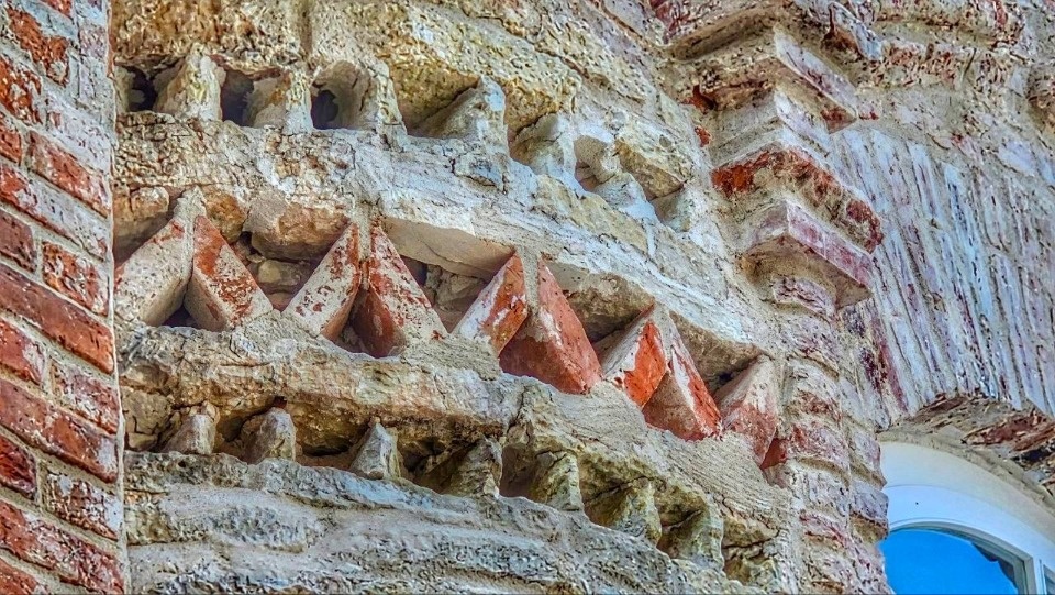 Созданную псковскими мастерами кирпичную кладку открыли реставраторы на фасаде Благовещенского храма