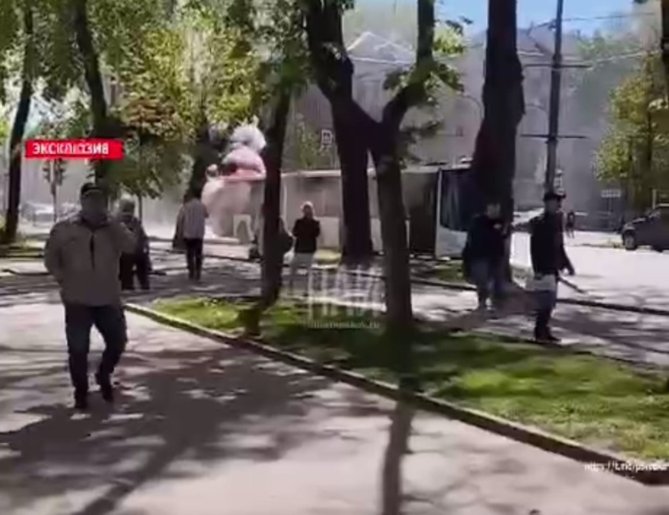 Автобус горит на Октябрьском проспекте в Пскове