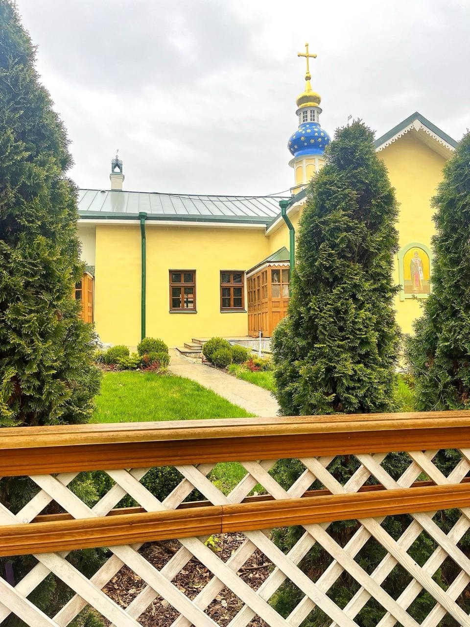 В Печорах начали реставрировать интерьеры Лазаревской церкви