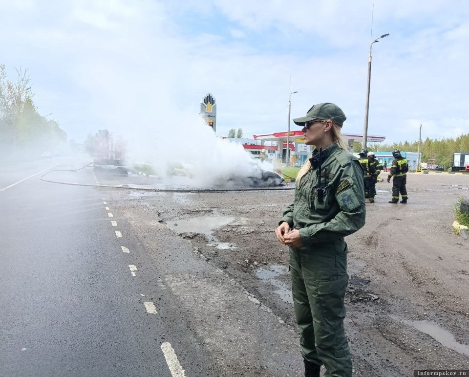 Дружинники помогли потушить автомобиль на АЗС в Пскове
