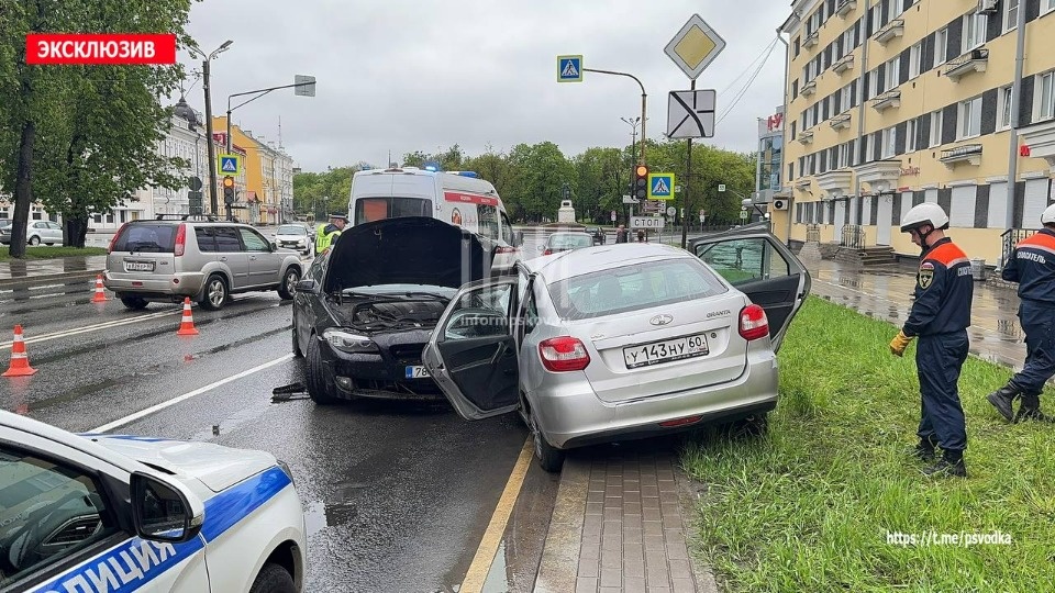 В Пскове в аварии пострадали пассажиры такси В Пскове в аварии пострадали пассажиры такси