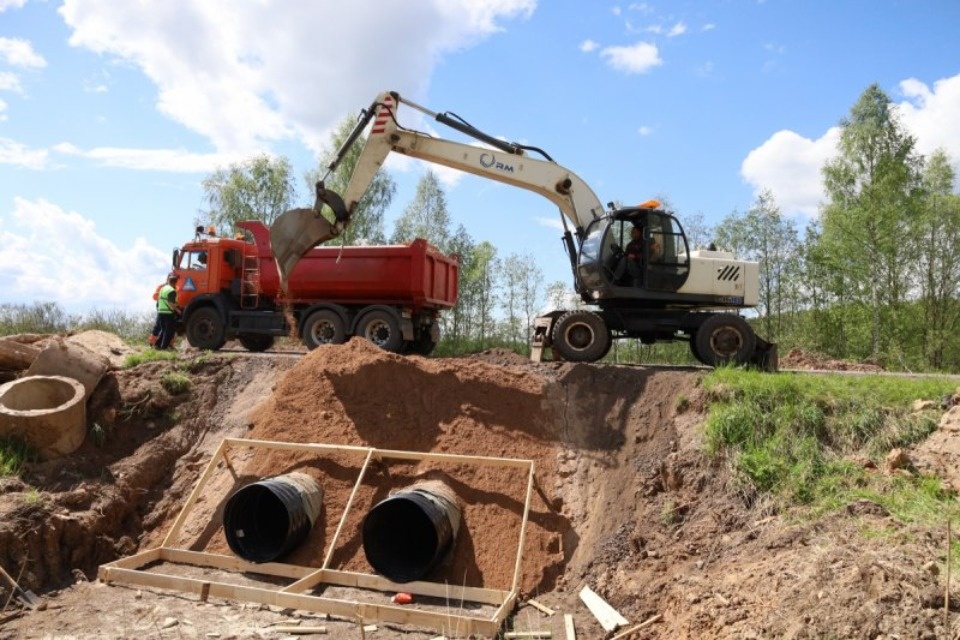 В Бежаницком районе ремонтируют участок дороги Порхов – Успенье 