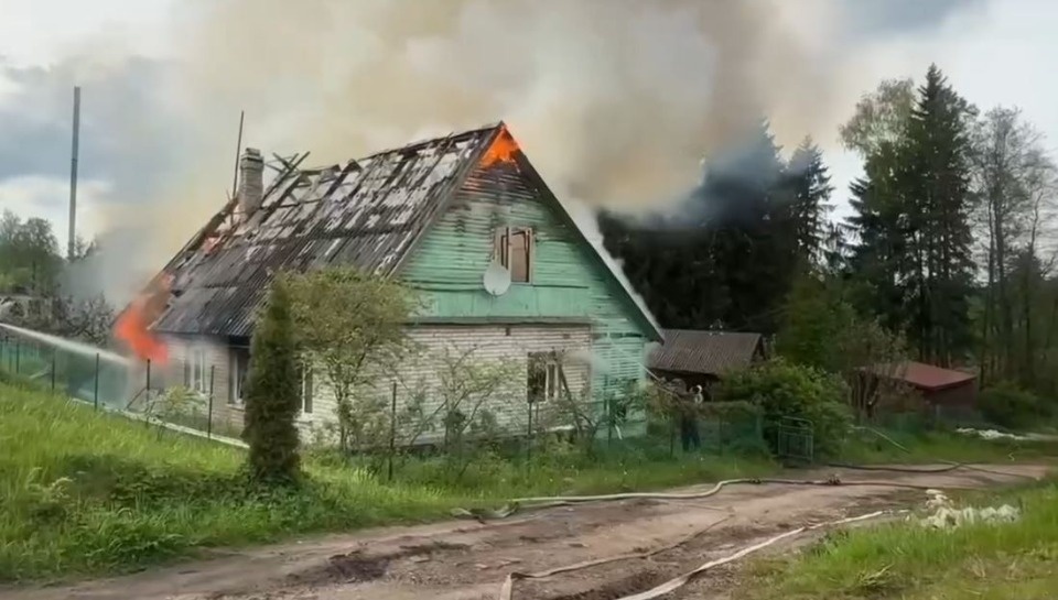 Дружинник спас пожилую женщину на пожаре в Плюссе 