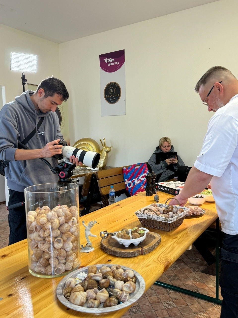 Съемочная команда телеканала СТС работала на улиточной ферме в Псковской области