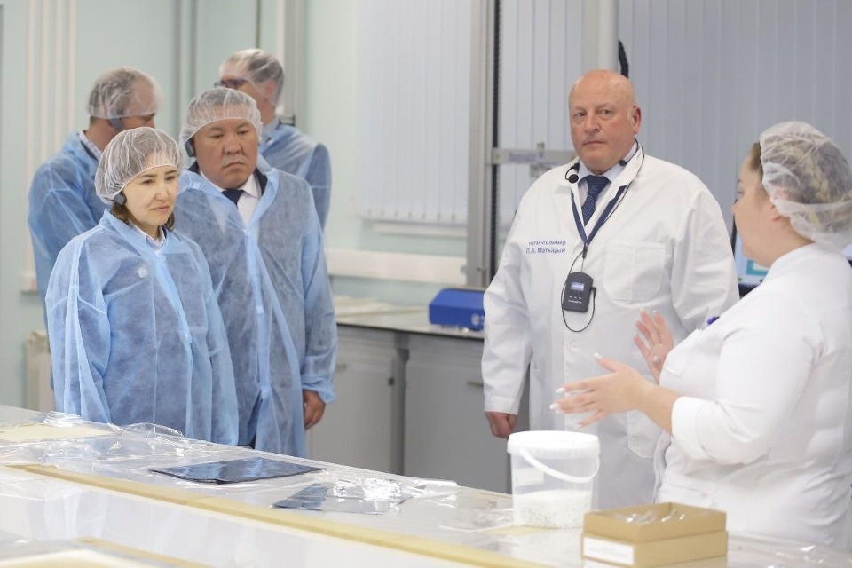 Делегация консульства Киргизской Республики в Санкт-Петербурге посетила завод «Титан-Полимер»