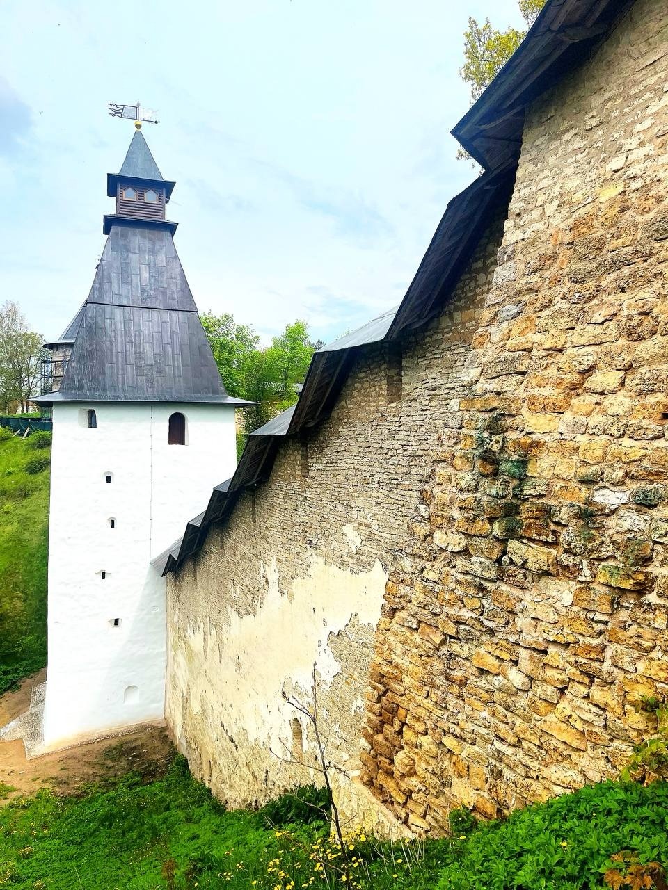 Реставрацию восьми башен Псково-Печерского монастыря завершили Реставрацию восьми башен Псково-Печерского монастыря завершили