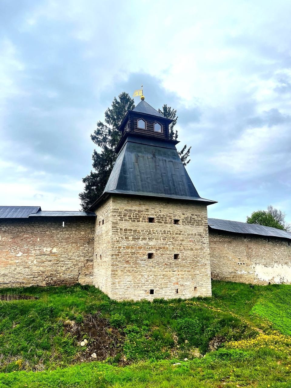 Реставрацию восьми башен Псково-Печерского монастыря завершили Реставрацию восьми башен Псково-Печерского монастыря завершили