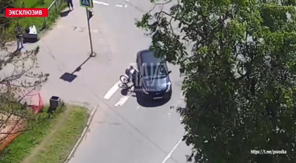 Подростка на велосипеде сбили в Пскове Подростка на велосипеде сбили в Пскове