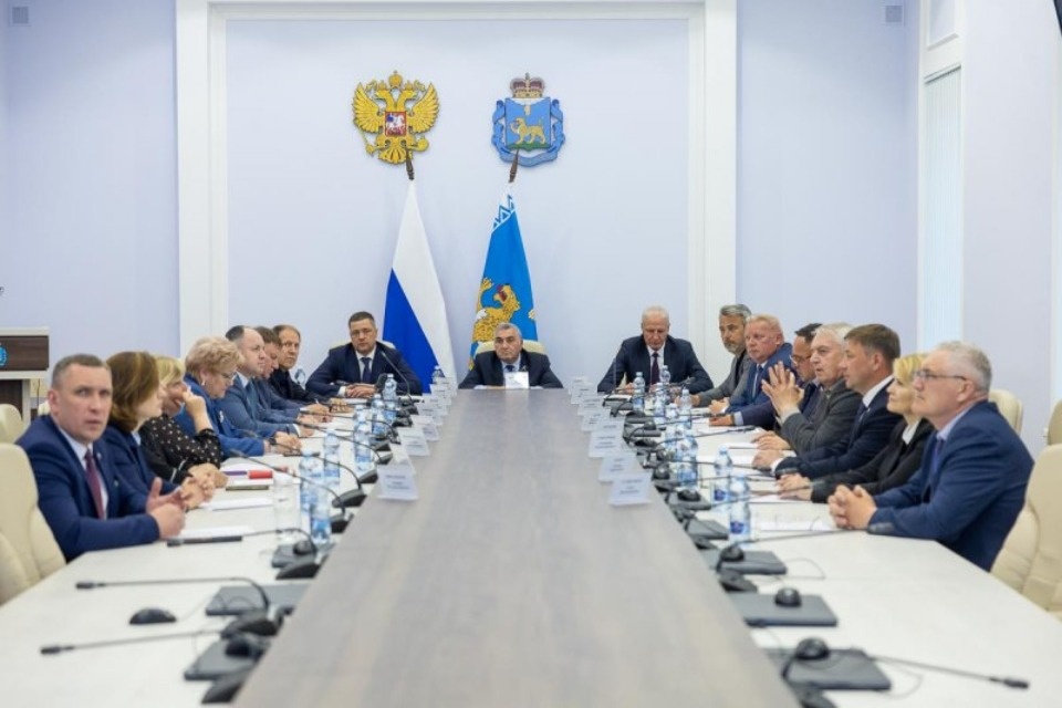 Михаил Ведерников перед отчетом встретился с представителями фракций Псковского областного Собрания