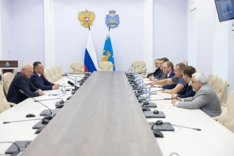 Михаил Ведерников перед отчетом встретился с представителями фракций Псковского областного Собрания