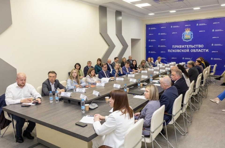 Михаил Ведерников перед отчетом встретился с представителями фракций Псковского областного Собрания