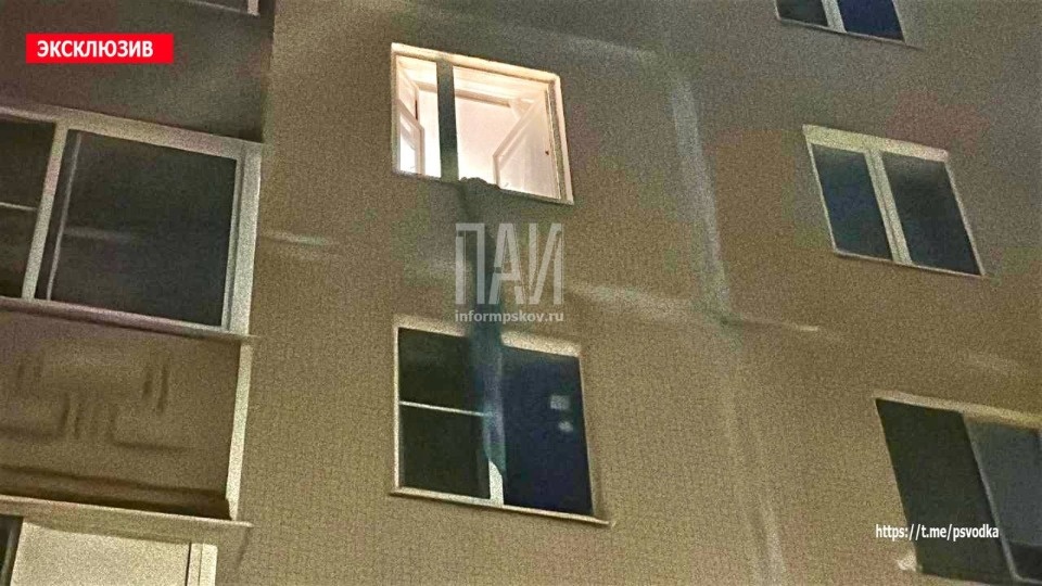 В Великих Луках госпитализировали спускавшегося из окна на простынях мужчину