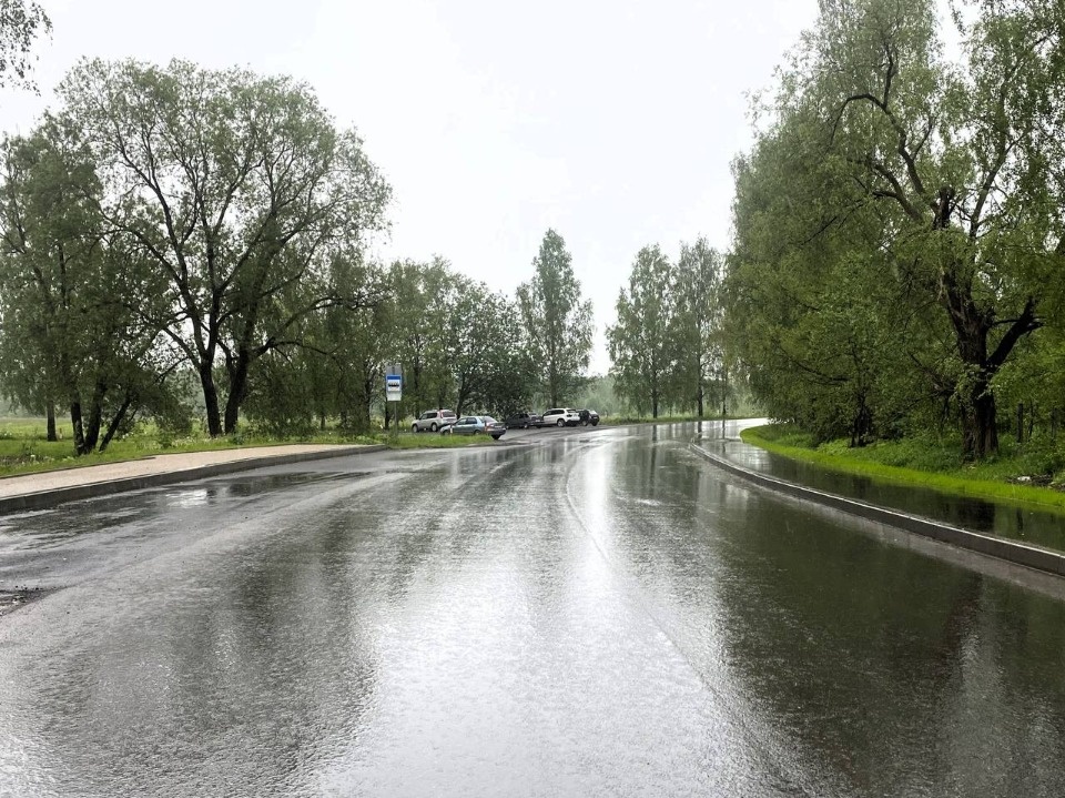 Нижний слой асфальта уложили на улице Генерала Маргелова в Пскове