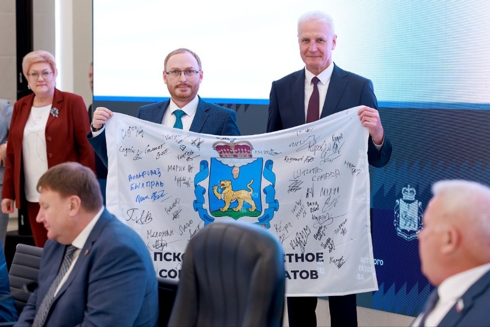 Флаг, побывавший в освобожденных в ходе СВО городах, передали Александру Котову