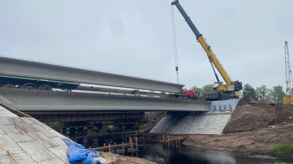 Балки пролетного строения смонтировали на мосту через реку Полонку