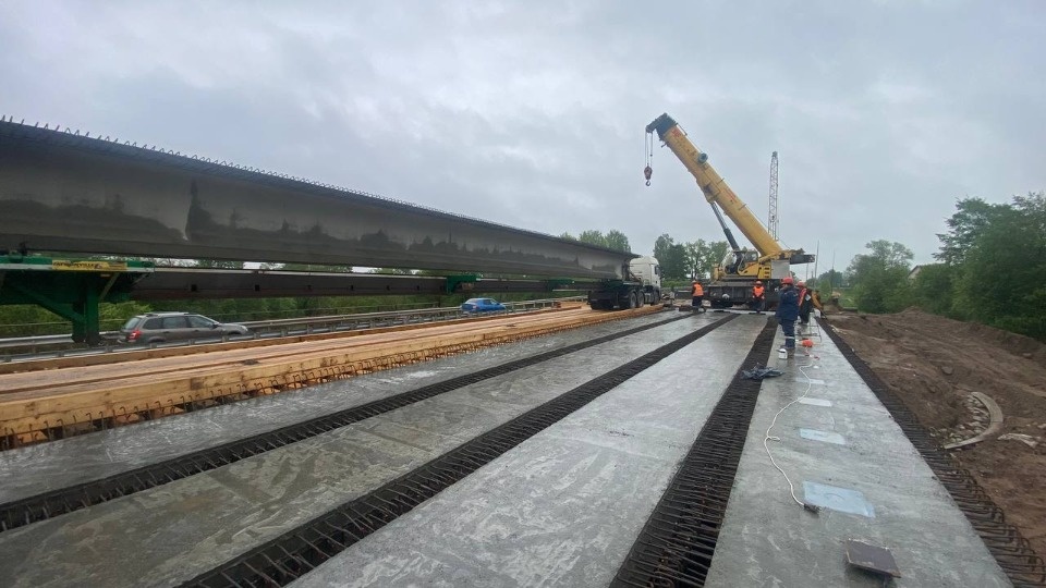 Балки пролетного строения смонтировали на мосту через реку Полонку