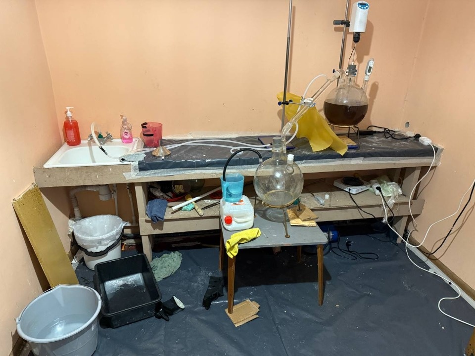 18 кг наркотиков изъяли из нарколаборатории в Псковской области 18 кг наркотиков изъяли из нарколаборатории в Псковской области