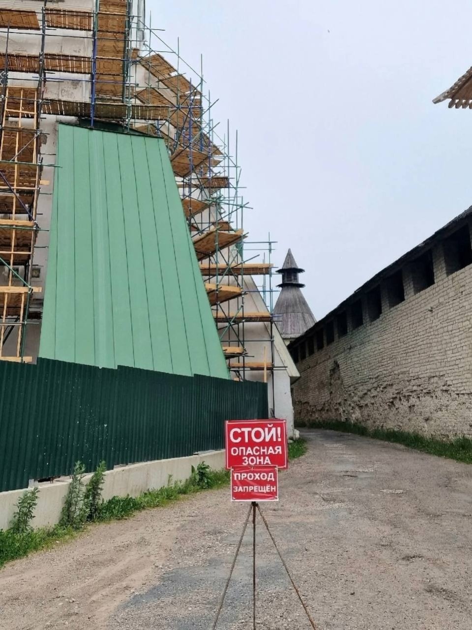 Часть территории Псковского кремля закрыли для прохода из-за реставрации Троицкого собора
