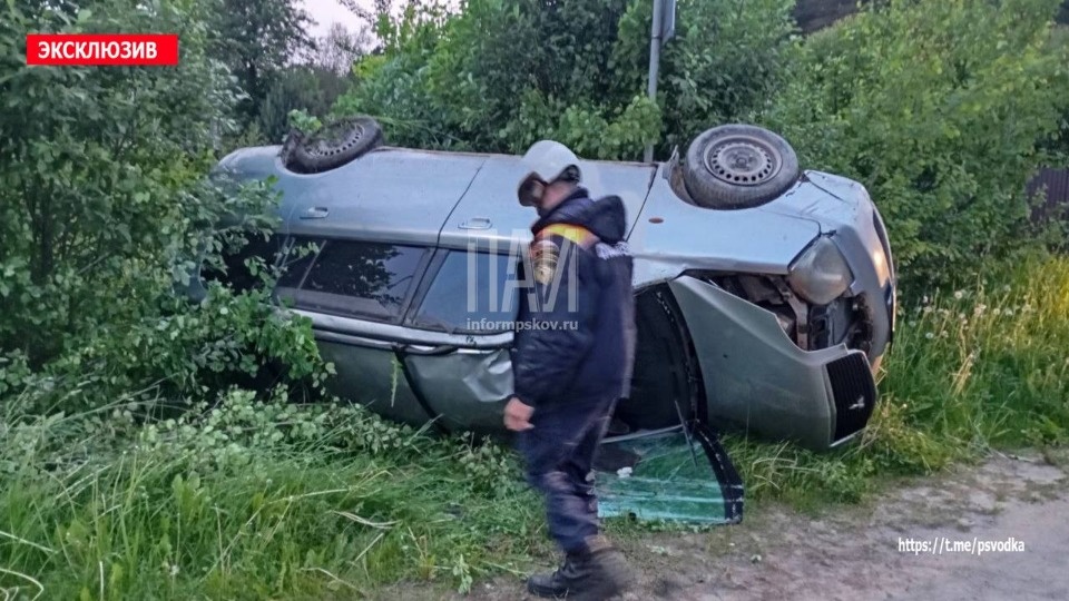 В Псковском районе перевернулся автомобиль В Псковском районе перевернулся автомобиль