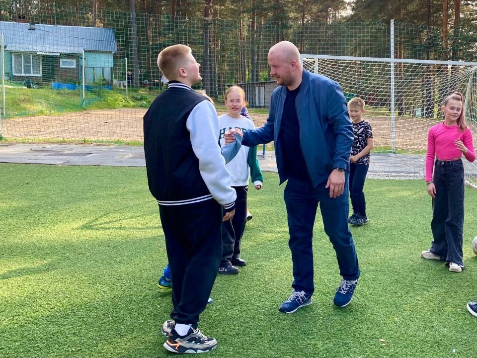 Борис Елкин посетил оздоровительный лагерь «Радуга» в Гдовском районе Борис Елкин посетил оздоровительный лагерь «Радуга» в Гдовском районе