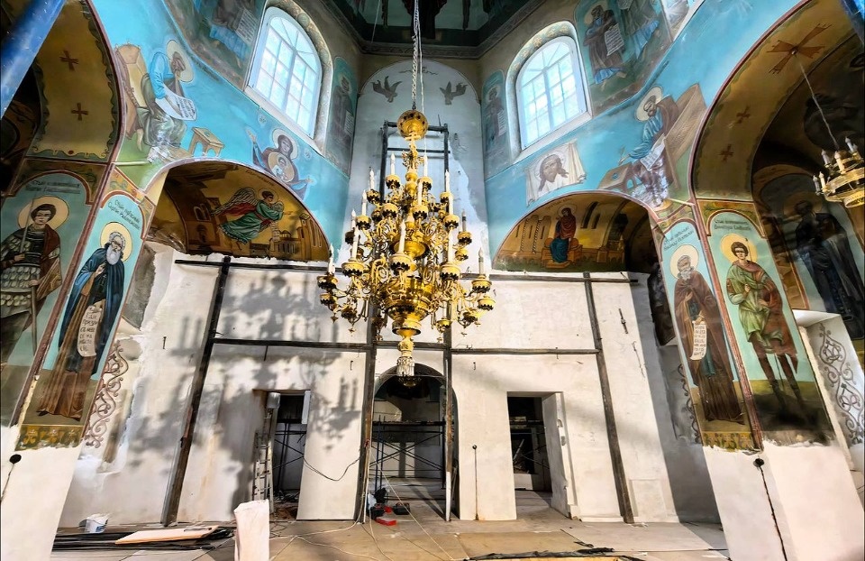 Уникальный иконостас отреставрировали в церкви Сорока мучеников в Печорах Уникальный иконостас отреставрировали в церкви Сорока мучеников в Печорах