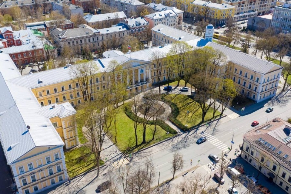 У здания правительства Псковской области обновят зеленую зону