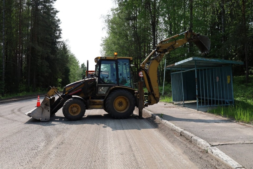 Три участка дороги Цапелька – Новоселье – Струги Красные – Плюсса ремонтируют в Псковской области