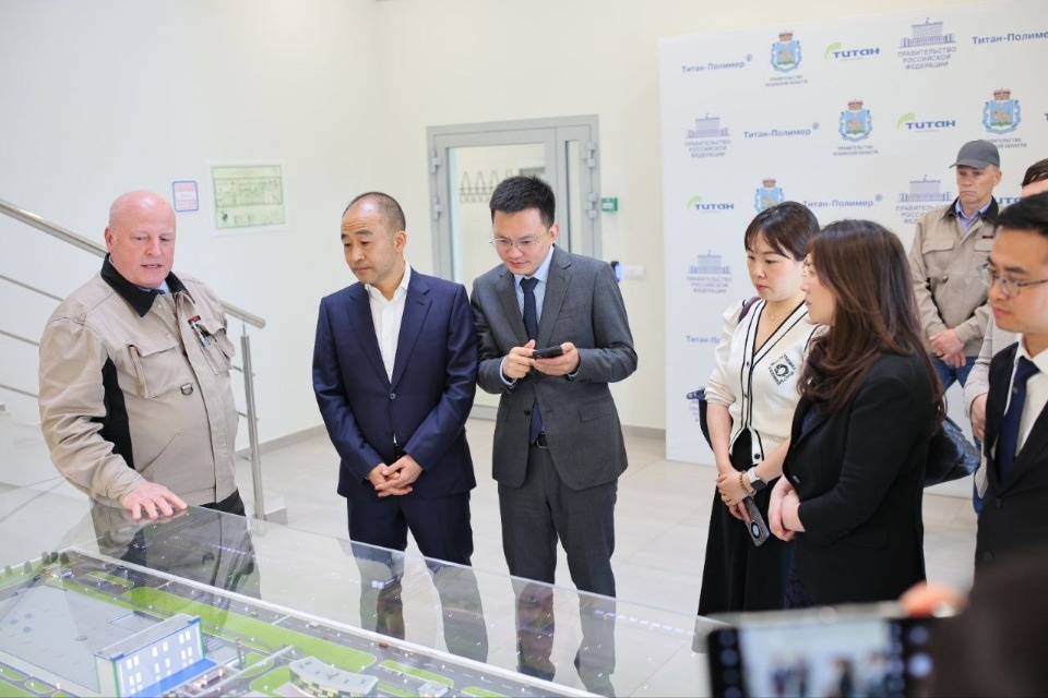 Делегация из китайского города Мяньян ознакомилась с работой завода «Титан-Полимер»