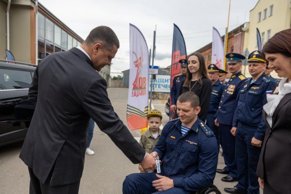 Псковский губернатор вручил участнику СВО ключи от автомобиля
