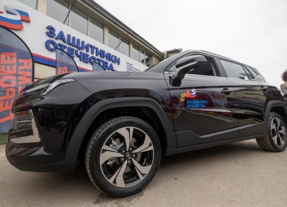 Псковский губернатор вручил участнику СВО ключи от автомобиля