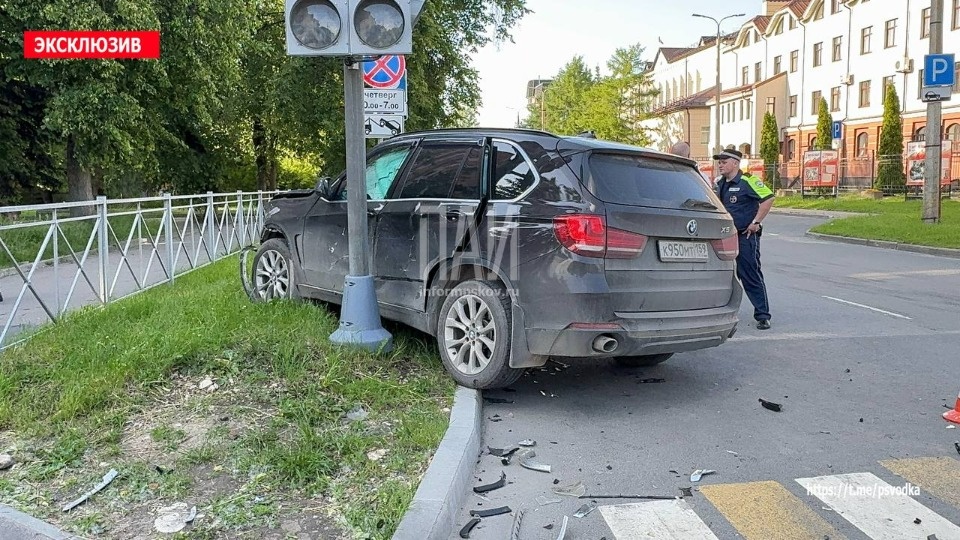 Женщину с двумя детьми госпитализировали в результате ДТП в Пскове Женщину с двумя детьми госпитализировали в результате ДТП в Пскове