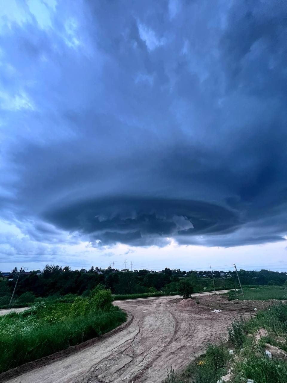 Откуда возникло облако-воронка, объяснили в Псковском гидрометцентр Откуда возникло облако-воронка, объяснили в Псковском гидрометцентр