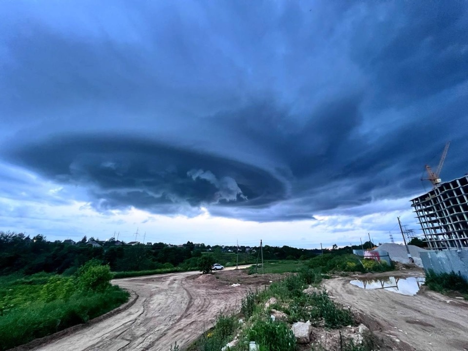 Откуда возникло облако-воронка, объяснили в Псковском гидрометцентр Откуда возникло облако-воронка, объяснили в Псковском гидрометцентр