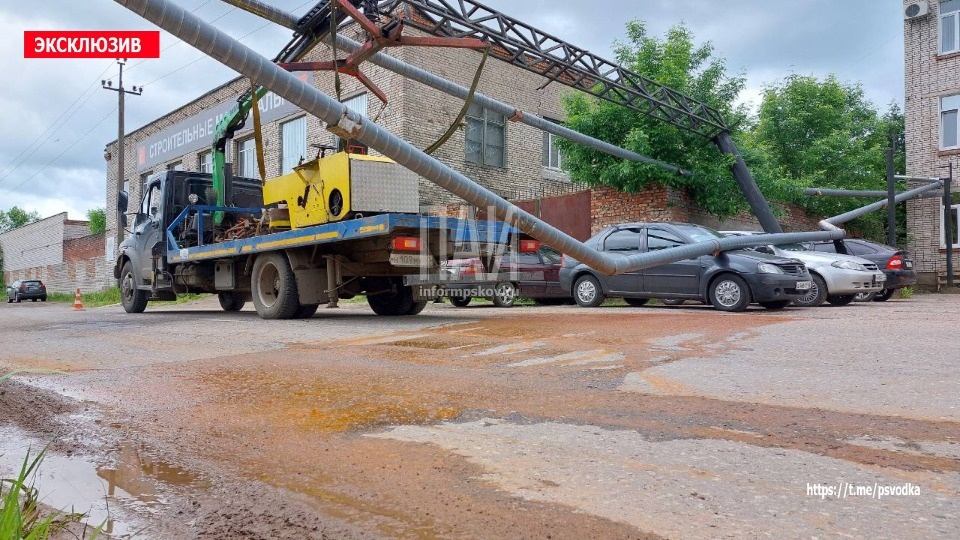 Труба отопления обрушилась на припаркованные машины в Великих Луках 