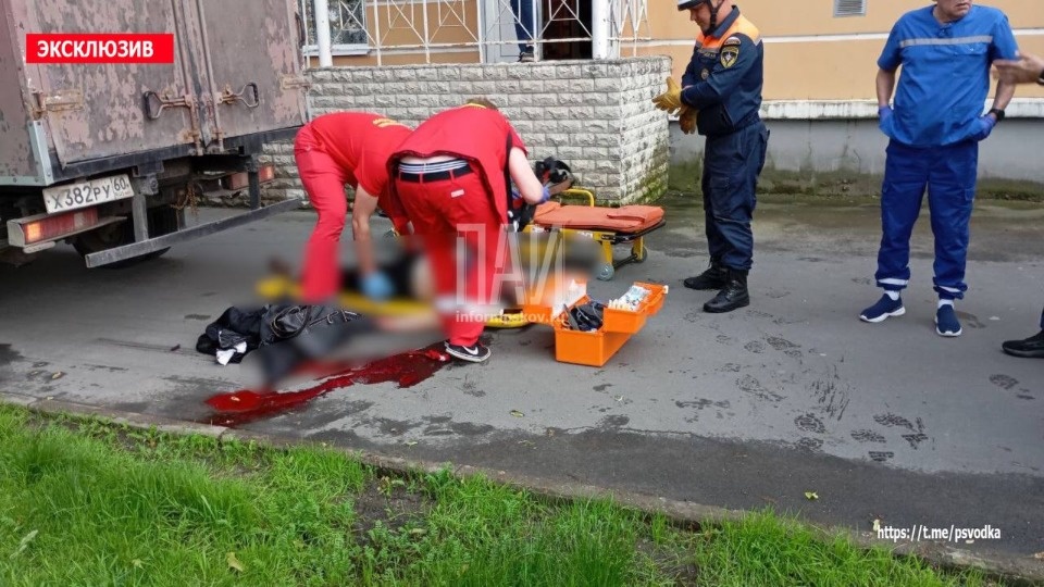 Водитель ГАЗели сбил пенсионерку на тротуаре в Пскове Водитель ГАЗели сбил пенсионерку на тротуаре в Пскове