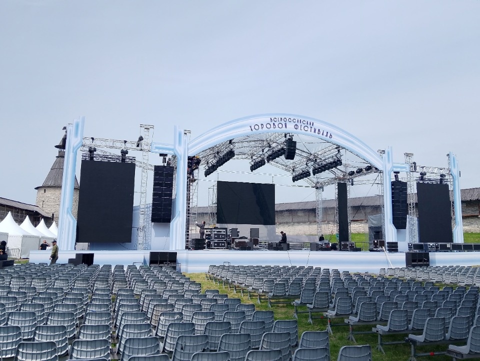 Завершена установка сцены для фестиваля им. М.Ф. Гривского в Пскове Завершена установка сцены для фестиваля им. М.Ф. Гривского в Пскове