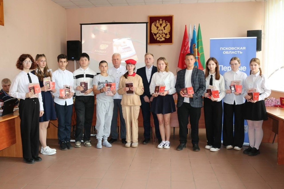 Первые паспорта вручили юношам и девушкам из Великолукского района