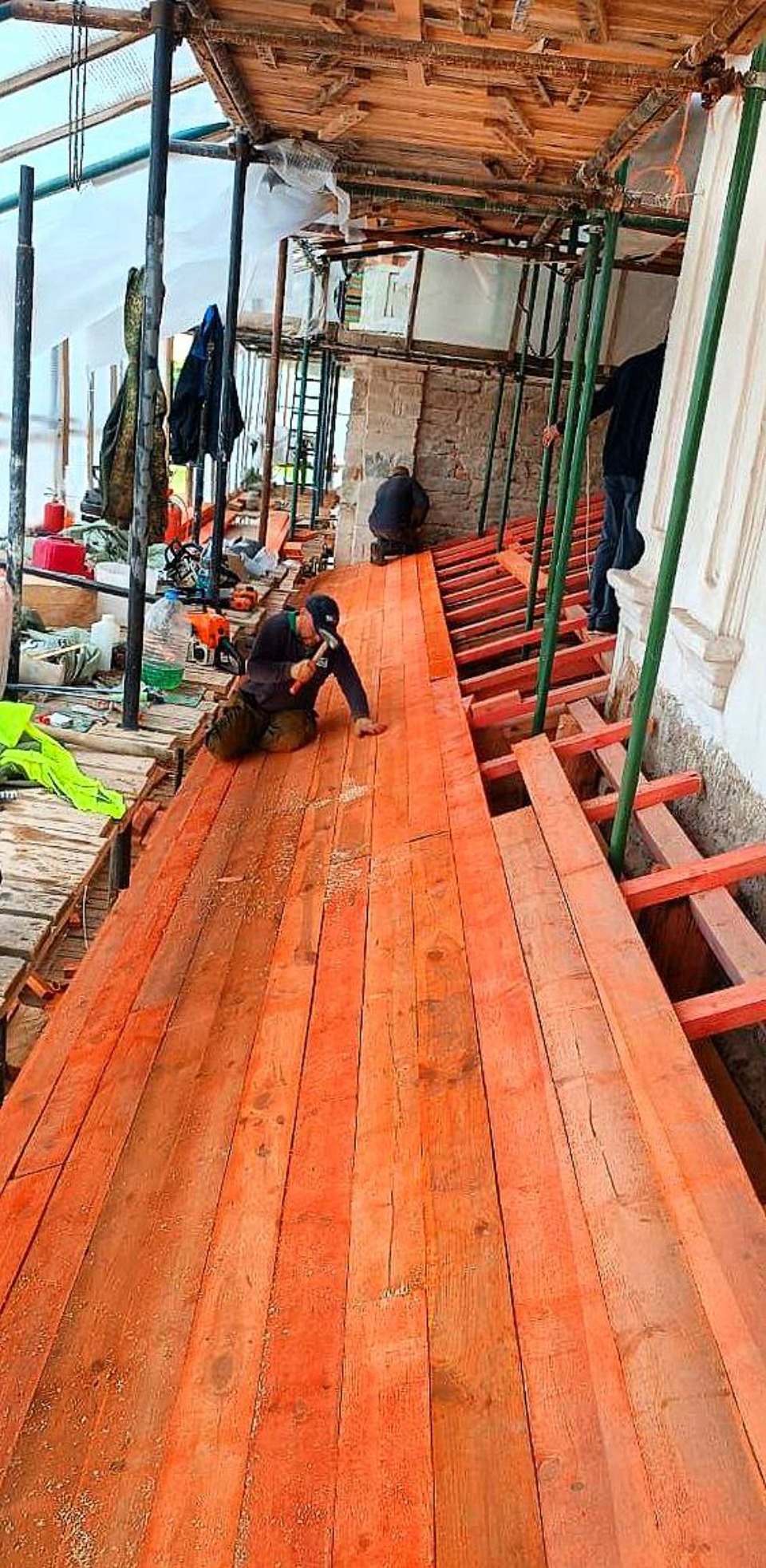 Кровельные работы продолжаются в Стефановской церкви Мирожского монастыря в Пскове