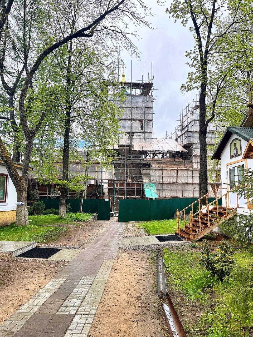 Кровельные работы продолжаются в Стефановской церкви Мирожского монастыря в Пскове