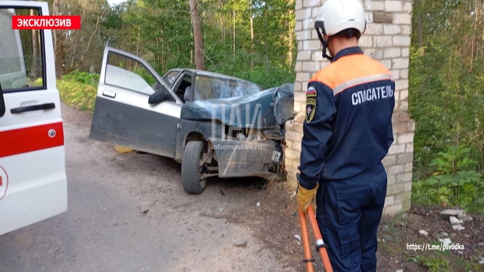 В Псковском районе госпитализировали водителя, протаранившего кирпичное сооружение В Псковском районе госпитализировали водителя, протаранившего кирпичное сооружение