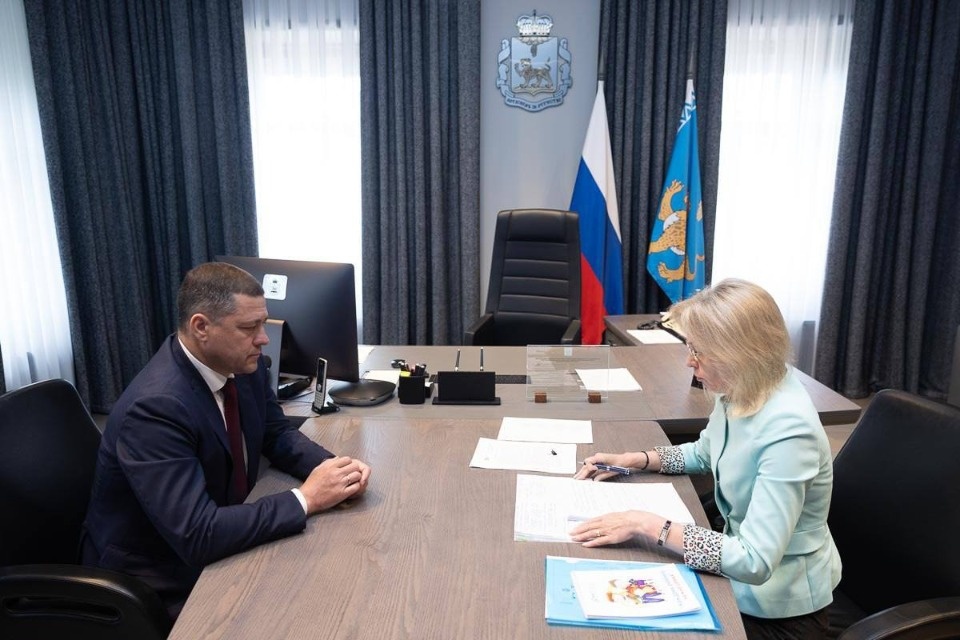 Остающиеся на контроле в Совфеде РФ вопросы обсудили Михаил Ведерников и Наталья Мельникова Остающиеся на контроле в Совфеде РФ вопросы обсудили Михаил Ведерников и Наталья Мельникова