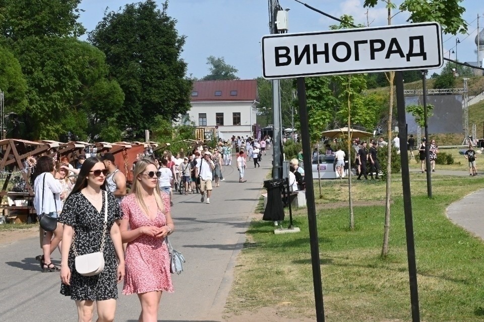 Артистов оригинального жанра приглашают стать частью творческой программы эногастроярмарки «Виноград» в Пскове