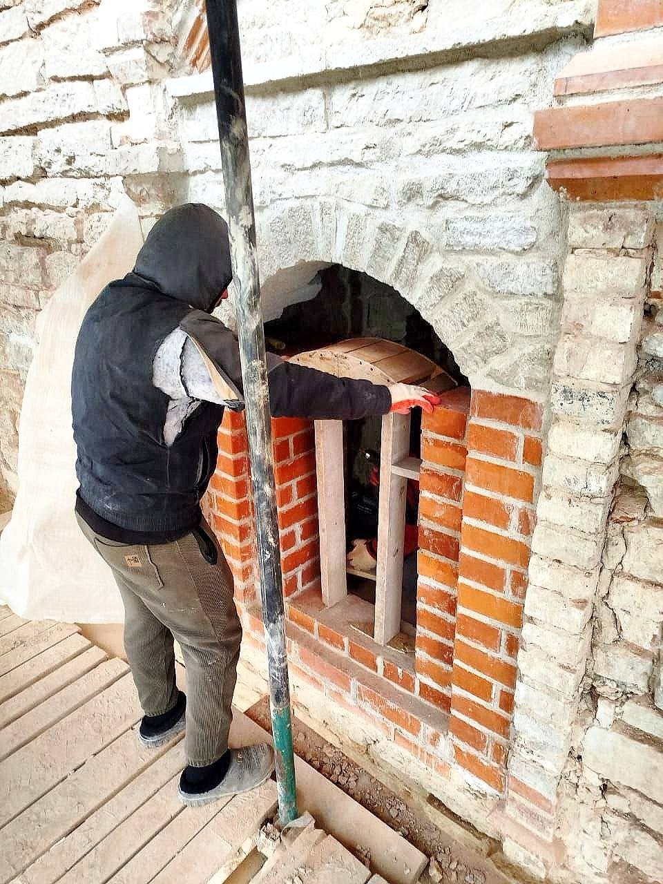 Оконные проемы продолжают воссоздавать в Стефановской церкви Мирожского монастыря в Пскове Оконные проемы продолжают воссоздавать в Стефановской церкви Мирожского монастыря в Пскове