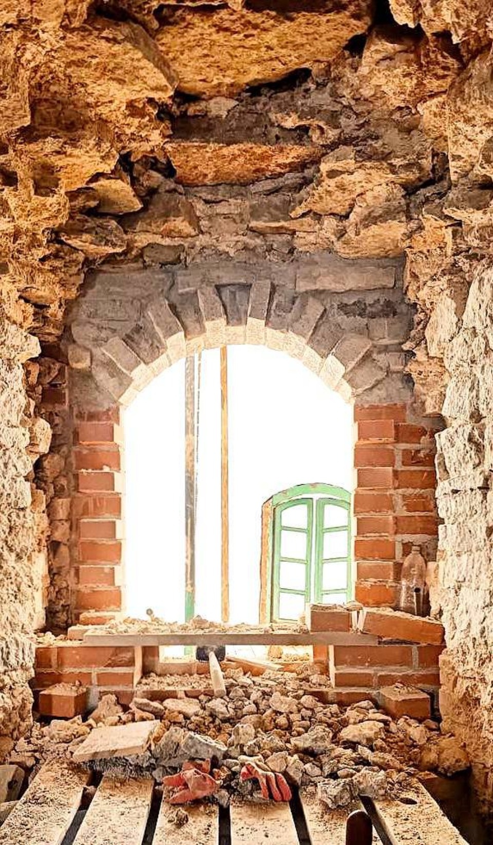 Оконные проемы продолжают воссоздавать в Стефановской церкви Мирожского монастыря в Пскове Оконные проемы продолжают воссоздавать в Стефановской церкви Мирожского монастыря в Пскове