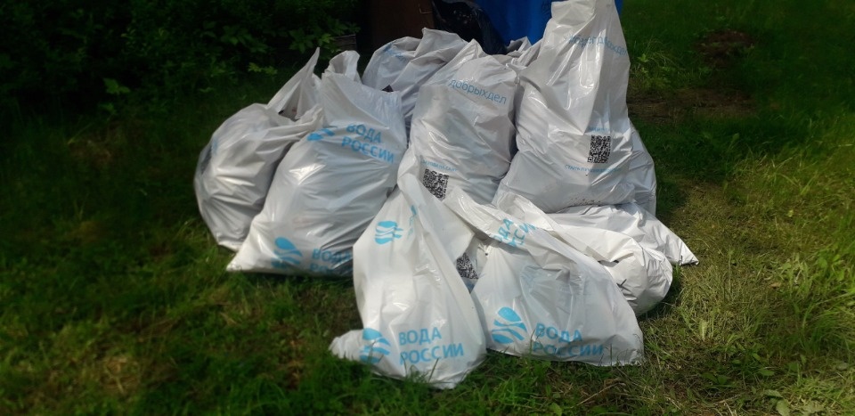 Более 50 мешков с мусором собрали с берегов озера Тиглицы в Печорском районе