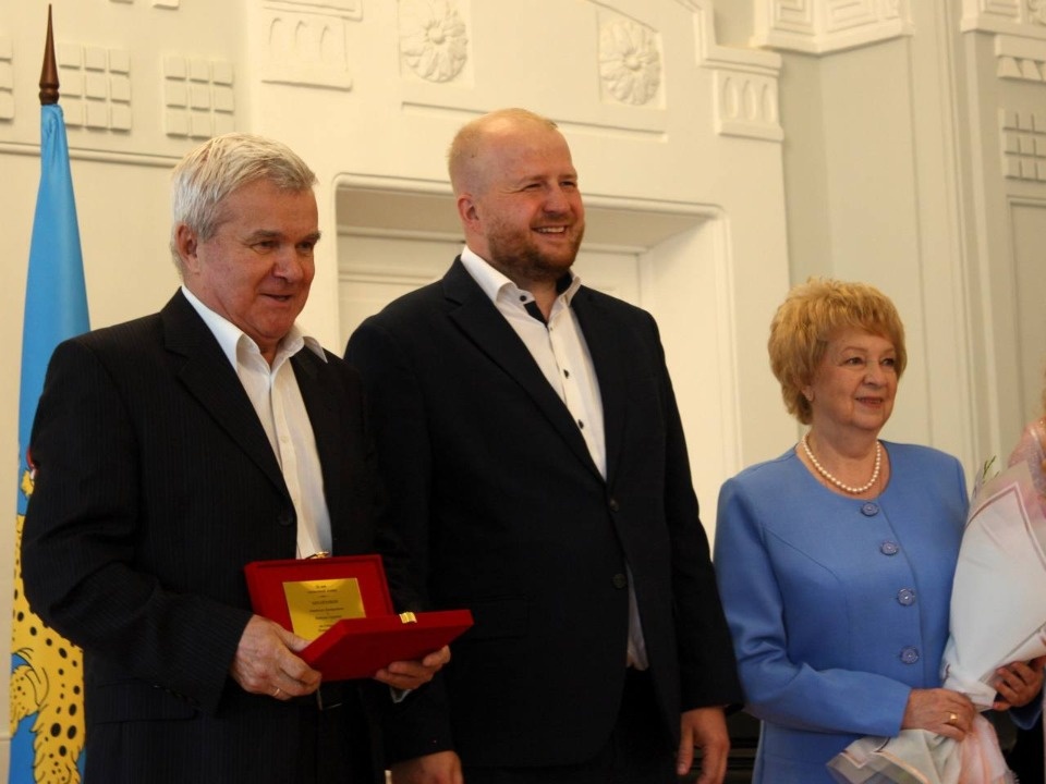 Еще 17 семейным парам Пскова вручили медали «50 лет совместной жизни»