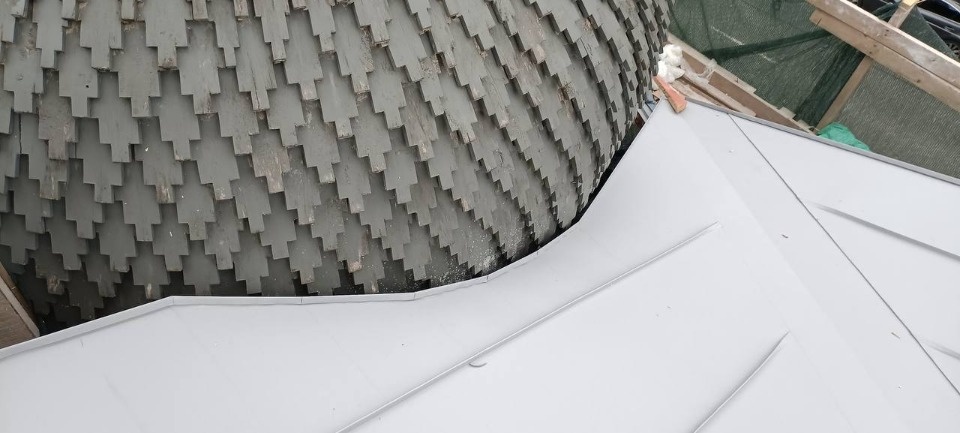 Покрытие четверика монтируют в церкви Николы со Усохи в Пскове