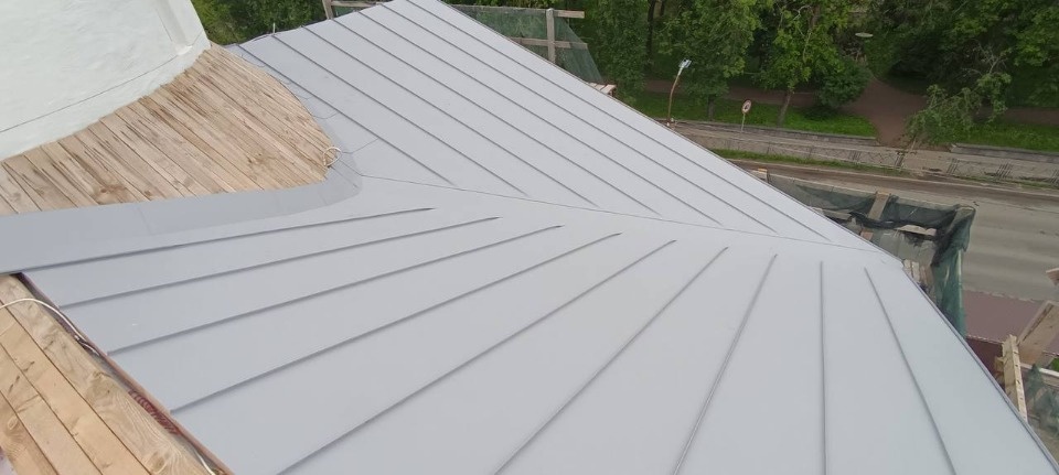 Покрытие четверика монтируют в церкви Николы со Усохи в Пскове